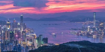 东方财经港股行情界面，恒生指数分时图与港股通资金流向数据，霓虹紫色调